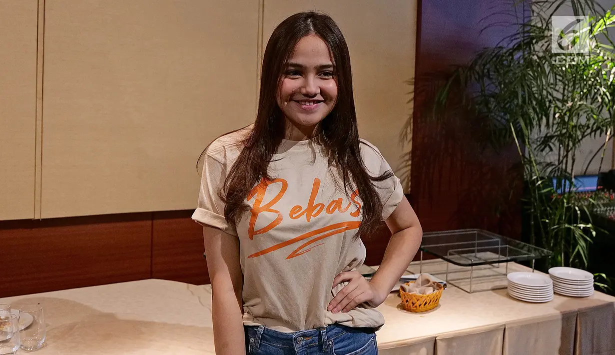 Aktris Syifa Hadju berpose seusai jumpa pers film "bebas" di Jakarta, Rabu (18/09/2019). Film "bebas" akan tayang di bioskop pada 3 Oktober 2019, Film ini akan membawa penonton bernostalgia ke masa SMA dengan kisah cinta, pertemanan dan kenakalan-kenakalan remaja saat itu. (Liputan6.com/Herman Zakha