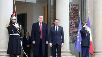 Presiden AS Donald Trump (kiri) disambut oleh Presiden Perancis Emmanuel Macron setibanya di Istana Elysee, Paris pada Sabtu, 10 November 2018. (AFP)a