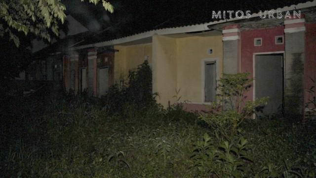 Sebuah cerita kuntilanak yang konon marah dan merasuki manusia terjadi di sebuah komplek perumahan di Depok. Menurut warga, kuntilanak itu tidak terima lantaran tempat huniannya yang penuh rumput tinggi dibersihkan.