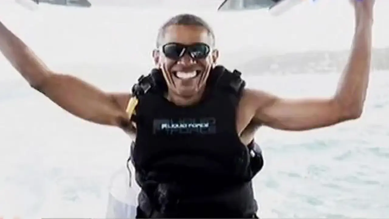 Obama Kalahkan Richard Branson di Kite Surf