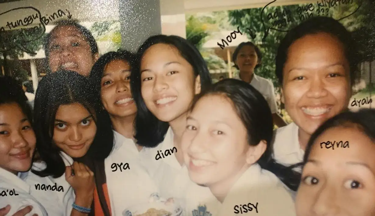 Ini foto ketika Dian Sastro duduk di bangku SMA. Lihat saja senyumnya benar-benar manis. (Foto: instagram.com/therealdisastr)