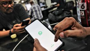 Warga mencoba mengakses aplikasi Whatsapp di Jakarta, Selasa (25/10). Platform pesan instan WhatsApp dilaporkan error, Selasa (25/10/2022) siang. Tak hanya di Indonesia, WhatsApp juga dilaporkan down di sejumlah negara. (Liputan6.com/Angga Yuniar)