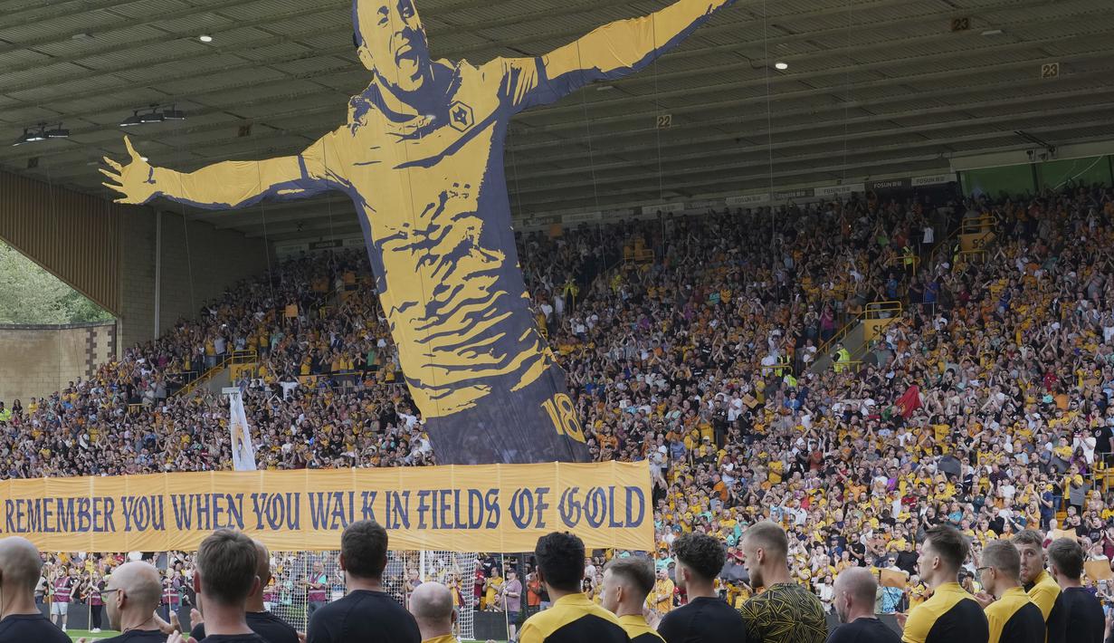 Suporter Wolverhampton membentangkan tifo bergambar mendiang Diogo Jota sebelum laga Liga Inggris 2025/2026 melawan Manchester City di Molineux Stadium, Wolverhampton, Inggris, Sabtu (16/08/2025). (AP Photo/Dave Shopland)