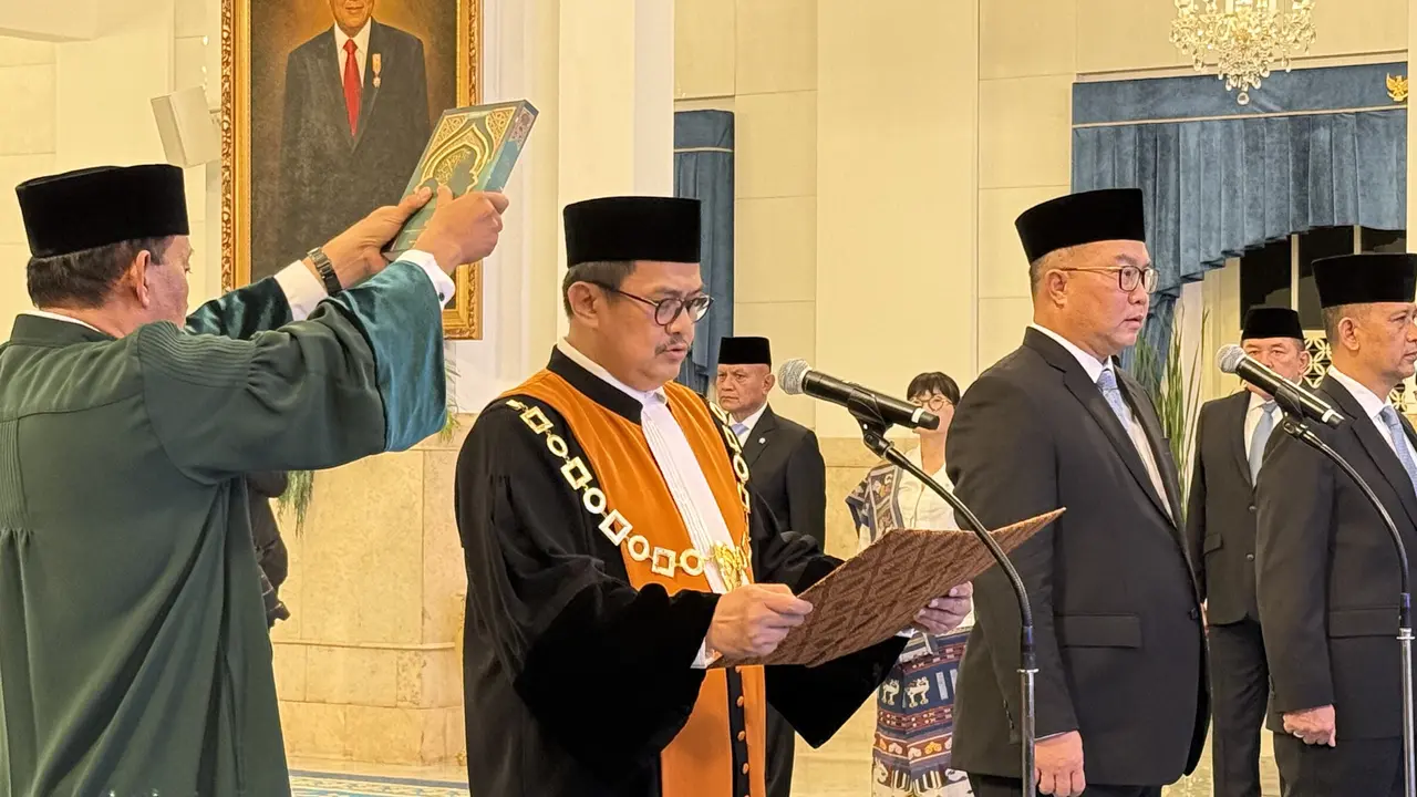 Pengucapan sumpah jabatan Dwiarso Budi Santiarto sebagai Wakil Ketua Mahkamah Agung (MA) Bidang Non Yudisial di Istana Negara Jakarta, Senin (10/11/2025) (Liputan6.com/Lizsa Egeham)