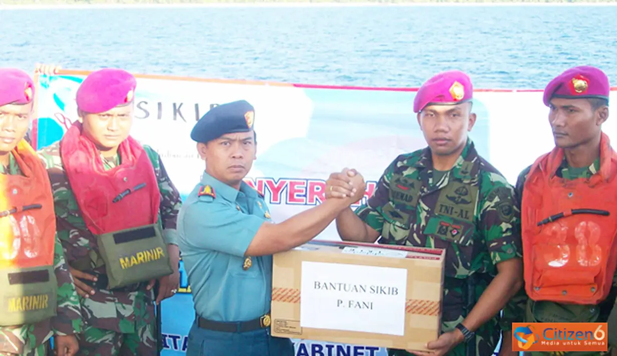 Citizen6, Tanjung Priok: Salah satu kapal perang dari jajaran Kolinlamil KRI Teluk Hading-538 berhasil mendistribusikan bantuan dari Solidaritas Istri Kabinet Indonesia Bersatu (SIKIB) ke pulau terluar pada, Minggu (14/10). (Pengirim: Dispenkolinlamil)