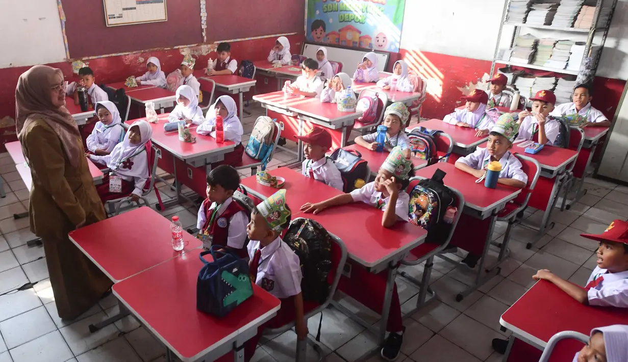 Murid baru kelas satu saat mengikuti pelaksanaan MPLS (Masa Pengenalan Lingkungan Sekolah) di SDN Meruyung, Depok, jawa Barat, Senin, 13 Juli 2007. (KLY/ Arie Basuki)