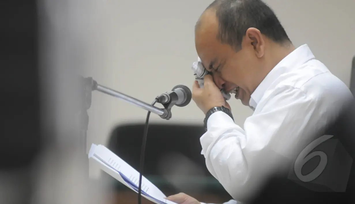 Gulat Manurung mengaku menyesal telah memberikan uang kepada Gubernur Riau Annas Maamun saat membacakan pledoi di Pengadilan Tipikor, Jakarta, Kamis (12/2/2015). (Liputan6.com/Herman Zakharia)
