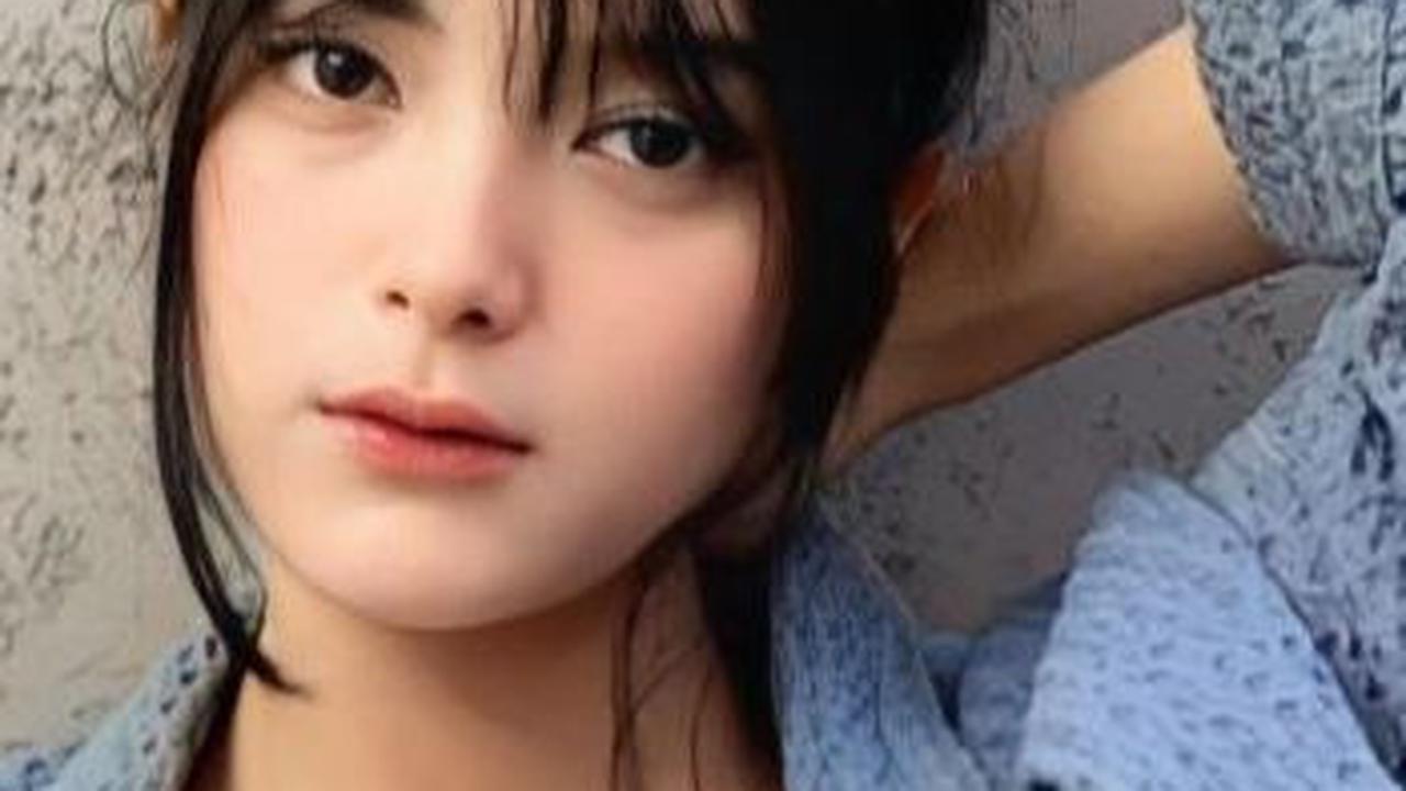 Tampil berpose memegang kepala dengan gaya rambut dicepol, wajah Syalma disebut bak perempuan Korea.