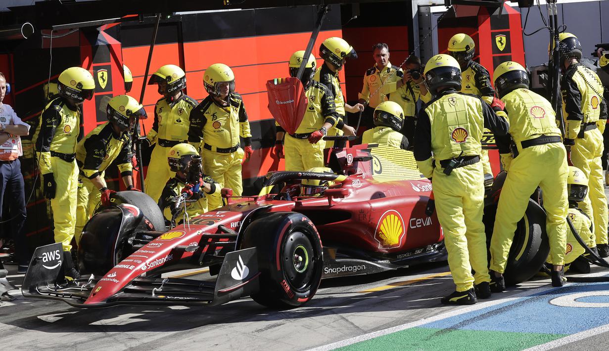 Max Verstappen baru berhasil mengambil alih kendali lomba pada lap ke-33 saat Charles Leclerc memasuki pit stop untuk yang kedua kalinya. (AP/Pool/Ciro De Luca)