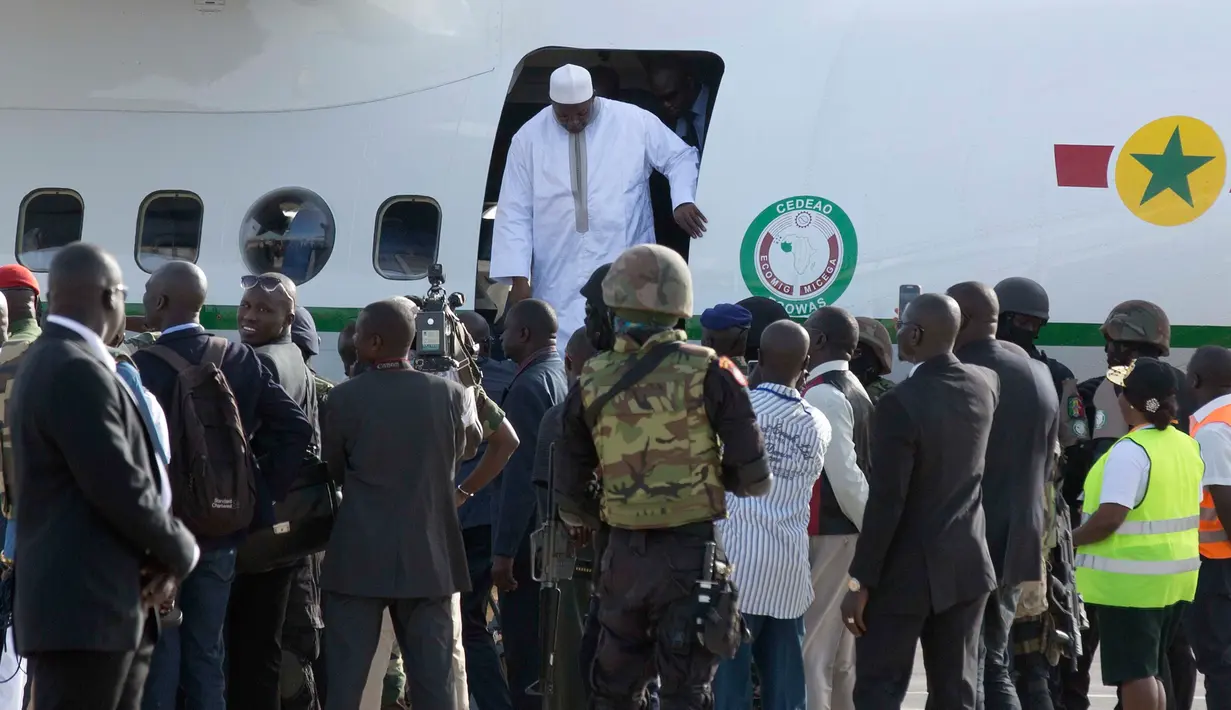 Presiden baru Gambia, Adama Barrow turun dari pesawat setibanya di bandara Banjul, Gambia, Kamis (26/1). Barrow akhirnya pulang ke negaranya untuk melanjutkan kekuasaan setelah pemimpin sebelumnya, Yahya Jammeh, pergi. (AP Photo/Jerome Delay)