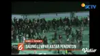 Penonton pertandingan Liga 1 2019 antara PSS Sleman dan Arema Malang ricuh. Akkibatnya banyak penonton terluka terkena lemparan benda keras.