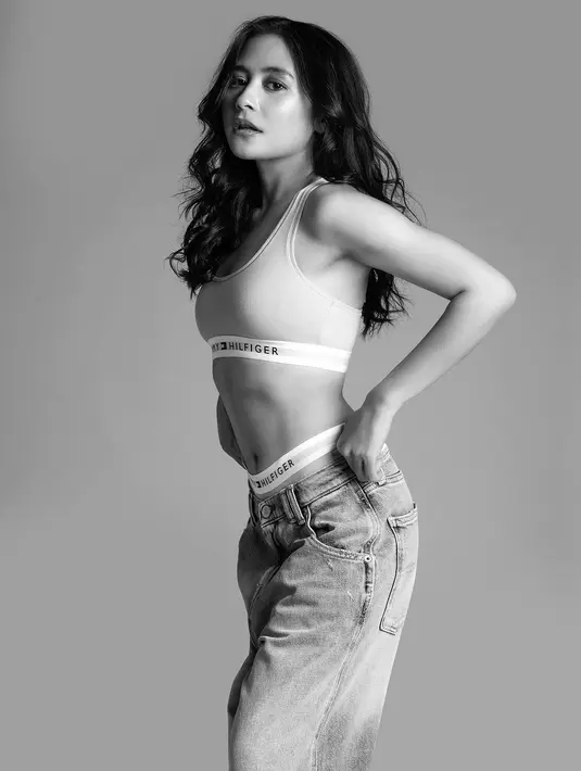 Lewat bidikan kamera fotografer @wongsim dan tatanan fashion stylist @andrepanaga, Prilly unjuk tubuh body goals dan atletis kenakan one set sport bra dan underwear lansiran Tommy Hilfiger. [@prillylatuconsina96].