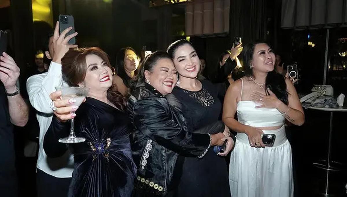 6 Potret Ultah ke-50 Ibunda Sarah Menzel di Bali, Dihadiri Ashanty dan Anang