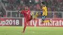 Aksi Pemain Persija Jakarta, Rohit Chand (kiri) menghalau bola dari pemain Tampines Rovers pada laga Piala AFC 2018 di Stadion Utama GBK, Senayan, Jakarta (28/2/2018). Persija menang 4-1. (Bola.com/Nick Hanoatubun)