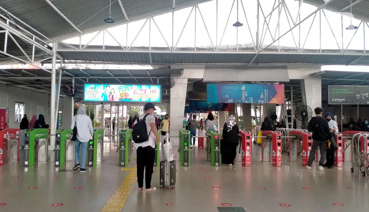Sejumlah penumpang KRL Commuter Line memasuki gerbang tiket elektronik di Stasiun Bogor, Jawa Barat,Senin (24/10/2022). Direktorat Jenderal Perkeretaapian Kementerian Perhubungan (Kemenhub) berkoordinasi dengan Pemkot Bogor terkait rencana pembangunan sky bridge yang menghubungkan Stasiun Bogor, Stasiun Paledang, dan Alun-Alun Kota Bogor. (Liputan6.com/Magang/Aida Nuralifa)