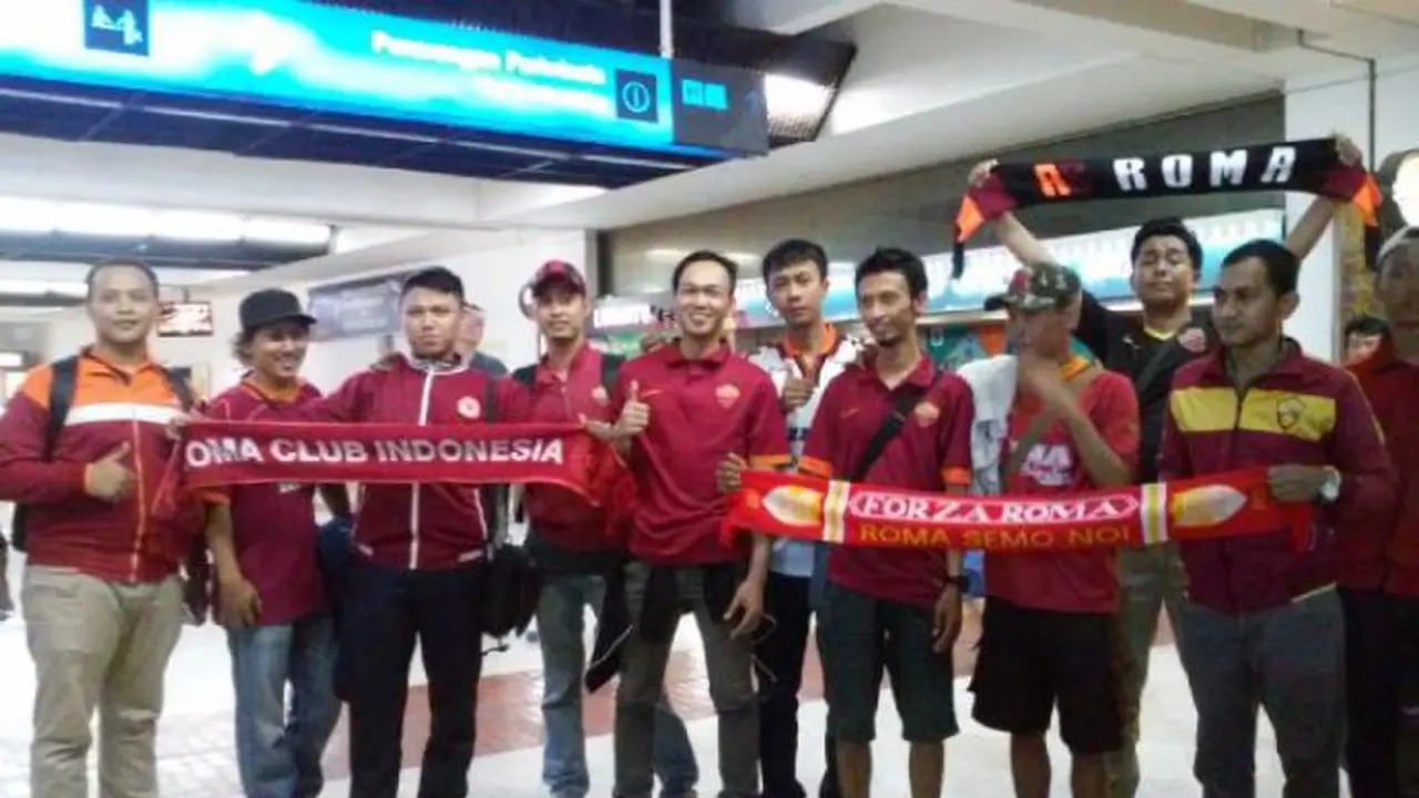 Romanisti Indonesia setia menunggu skuat AS Roma di bandara Soetta (Liputan6)