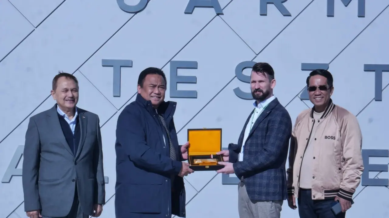 Wakil Ketua DPR RI Bidang Korinbang, Rachmat Gobel, meninjau proving ground, kawasan pengujian kendaraan bermotor, di Zalaegerszeg, Hungaria. (Dok Rachmat Gobel)