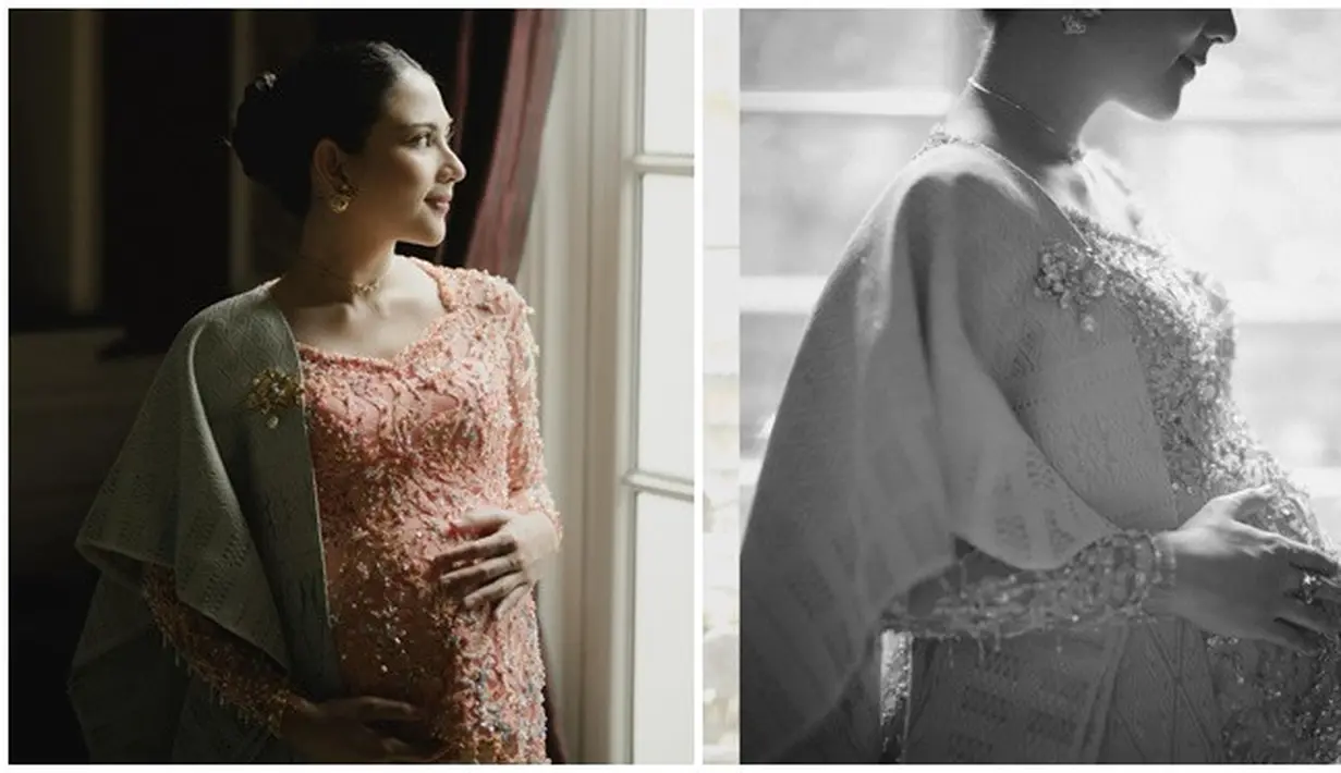 Jessica Mila kenakan kebaya warna orange dengan ulos di acara Mambosuri. Desainnya simpel tapi elegan membuat Mila semakin cantik di acara ritual adat tersebut. Diketahui kebaya yang dikenakan oleh artis berusia 31 tahun ini merupakan rancangan dari desainer Rika Wirtjes. Kain sampiran di sebelan kanan bahunya mendukung penampilan Jessica Mila jadi makin cantik. (Liputan6.com/IG/@jscmila)