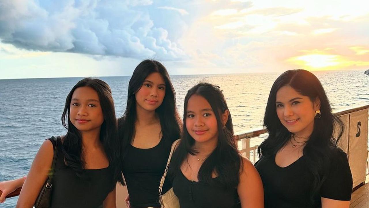 Ini adalah foto Annisa berpose dengan salah seorang sahabat Aira.