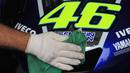 Pekerja membersihkan motor milik pebalap MotoGP asal Itali, Valentino Rossi. Bersama Yamaha, juara dunia sembilan kali itu menggunakan motor dengan dominasi warna biru. (AFP Photo/Radek Mica)