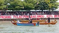 Semarak tradisi Masyrakat pesisir dalam perayaan Hut RI Ke 80 di Pulau perbatasaan Indonesia Singapura-Malaysia. (Liputan6.com/Ajang Nurdin)