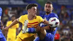 Pemain Barcelona, Gavi (kiri) berebut bola dengan pemain Getafe, Juan Iglesias pada laga pekan pertama Liga Spanyol 2023/2024 di Coliseum Alfonso Perez Stadium, Getafe, Spanyol, 14 Agustus 2023 WIB. (AP Photo/Alvaro Medranda)
