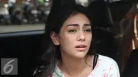 Ekspresi Celine Evangelista saat menjelaskan gosip tentang menikah sesama jenis, Jakarta, Senin (18/7/). Celine mengaku pasrah dengan gosip tersebut. (Liputan6.com/Herman Zakharia)