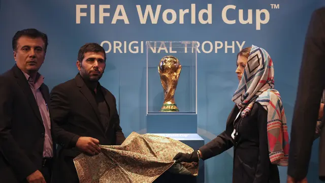 Foto: Pertama Kalinya dalam Sejarah, Trofi Piala Dunia Dipamerkan di Iran