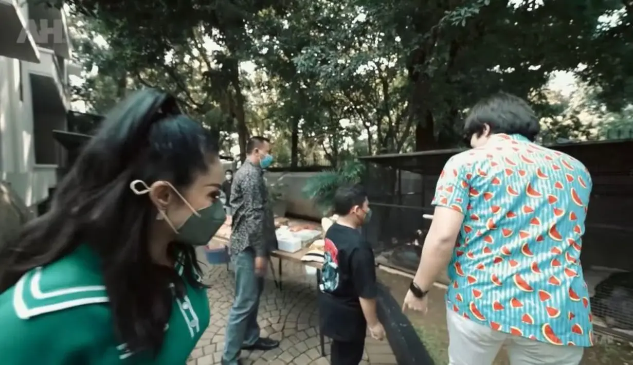 Dengan semangat, Atta Halilintar langsung mengajak Kellen untuk melihat hewan peliharaannya. (Foto: YouTube/AH)