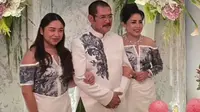 6 Detail Outfit Couple Mayangsari dan Khirani di Anniversary Pernikahan ke-25