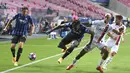 Pemain Atalanta Duvan Zapata (kedua kiri) berebut bola dengan pemain Paris Saint-Germain Presnel Kimpembe pada pertandingan perempat final Liga Champions di Luz Stadium, Lisbon, Portugal, Rabu (12/8/2020). Paris Saint-Germain menang 2-1. (David Ramos/Pool Photo via AP)