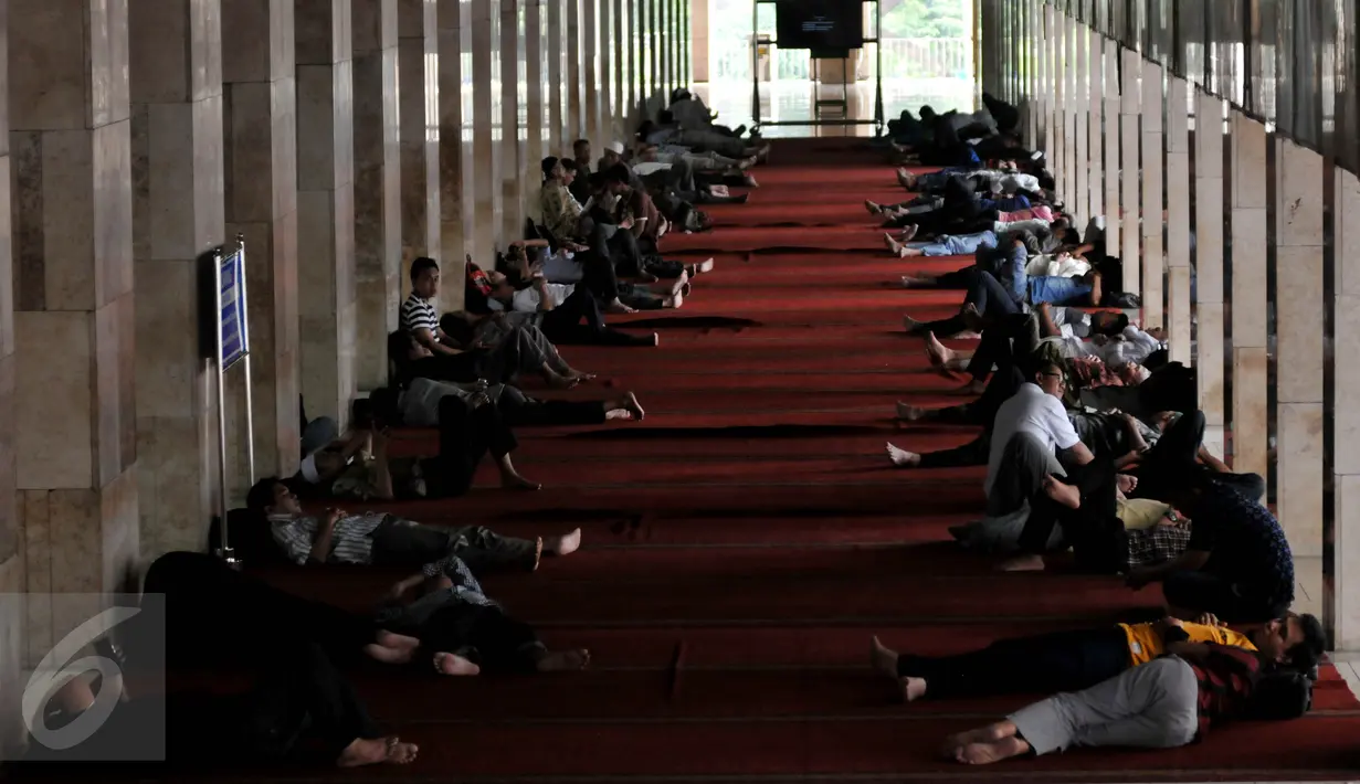 Penampakan Masjid Istiqlal usai pelaksanaan Salat Jumat, Jakarta, Jumat (19/6/2015). Waktu luang diisi warga dengan membaca Al-quran atau beristirahat di masjid sambil menunggu waktu berbuka puasa. (Liputan6.com/Johan Tallo)