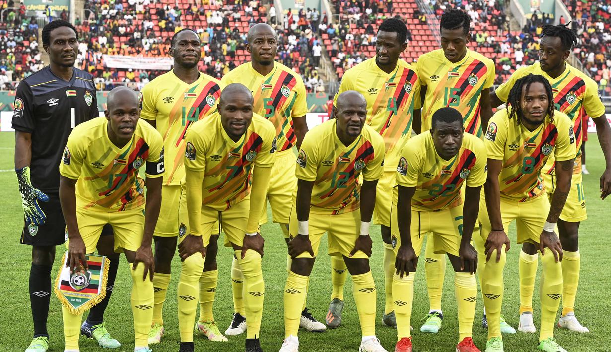 Foto Ilustrasi Timnas Zimbabwe di Piala Afrika 2021. Pada Februari 2022 FIFA menjatuhkan sanksi untuk Zimbabwe. Intervensi yang dilakukan Komisi Olahraga dan Rekreasi (SRC) kepada Asosiasi Sepak Bola Zimbabwe (ZIFA) terkait dugaan pelecehan seksual. (AFP/Pius Utomi Ekpei)