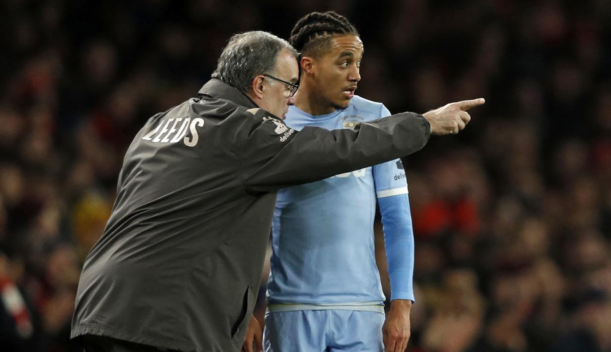 5. Pelatih berjuluk 'El Loco' itu merupakan sosok yang hebat soal urusan meracik taktik. Hal itu pula yang membuat sosoknya dikagumi dan diibaratkan sebagai guru oleh Pep Guardiola. (AFP/Adrian Dennis)