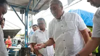 Direktur Utama Perum BULOG, Bayu Krisnamurthi memantau kondisi stok beras di Pasar Johar Karawang. (Foto: Istimewa)