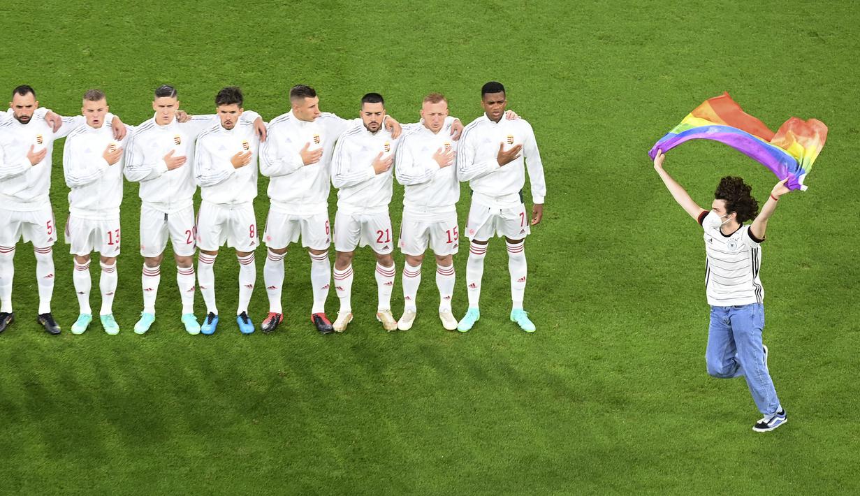 Foto Piala Eropa: Penyusup Lapangan dengan Atribut Bendera ...