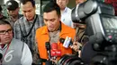 Bupati Rokan Hulu, Suparman mengenakan rompi tahanan usai menjalani pemeriksaan di gedung KPK, Jakarta, Selasa (7/6). (Liputan6.com/Helmi Afandi)