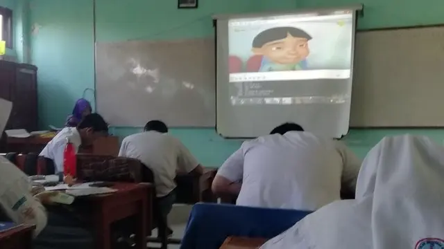 8 Potret Kocak Kelakuan Guru Waktu di Sekolah Ini Bikin Tepuk Jidat