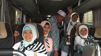 Jemaah haji kloter 44 Embarkasi Surabaya (SUB 44) saat akan diberangkatkan dari Mekah ke Madinah, Arab Saudi. (Liputan6.com/Taufiqurrohman)