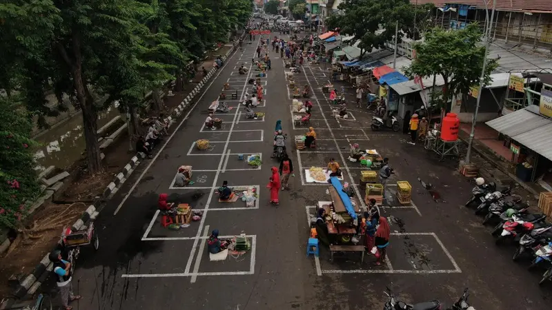 Potret physical distancing di Pasar Pegirian Surabaya. (Sumber: Twitter/BanggaSurabaya)