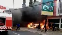 Kebakaran diduga saat pemilik mencoba menyalakan mobil