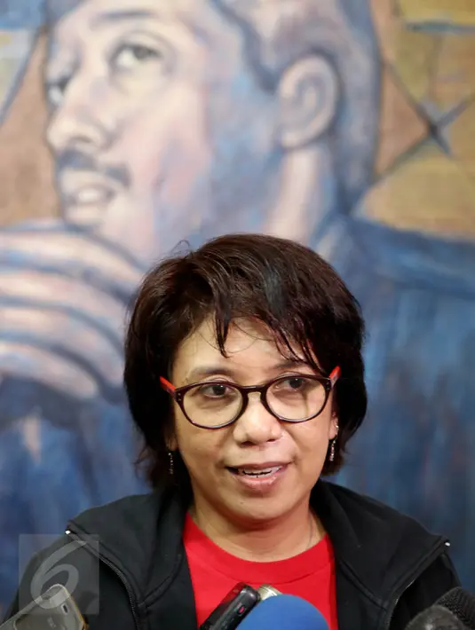 Istri mendiang Munir, Suciwati memberikan keterangan pers Ultimatum Suciwati untuk Presiden terkait hilangnya laporan Tim Pencari Fakta (TPF) kasus pembunuhan aktivis Munir, di Kantor Kontras, Jakarta, Rabu (19/10). (Liputan6.com/Johan Tallo)