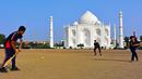 Dalam foto pada 25 November 2021, anak laki-laki bermain kriket di depan replika Taj Mahal di Burhanpur di negara bagian Madhya Pradesh. Pengusaha India Anand Prakash Chouksey menghabiskan waktu hingga tiga tahun membangun replika Taj Mahal untuk istrinya tersebut. (Uma Shankar MISHRA / AFP)