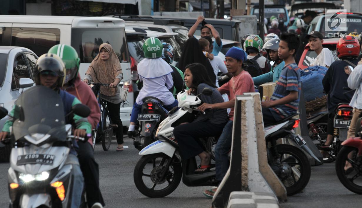 Pengendara motor berlawan arah di kawasan Klender, Jakarta, Kamis (11/7/2019). Demi mempersingkat jarak tempuh dan menghindari kemacetan, para pengendara sepeda motor di kawasan ini nekat berlawan arah yang sesungguhnya dapat mengancam keselamatan. (merdeka.com/Iqbal S. Nugroho)