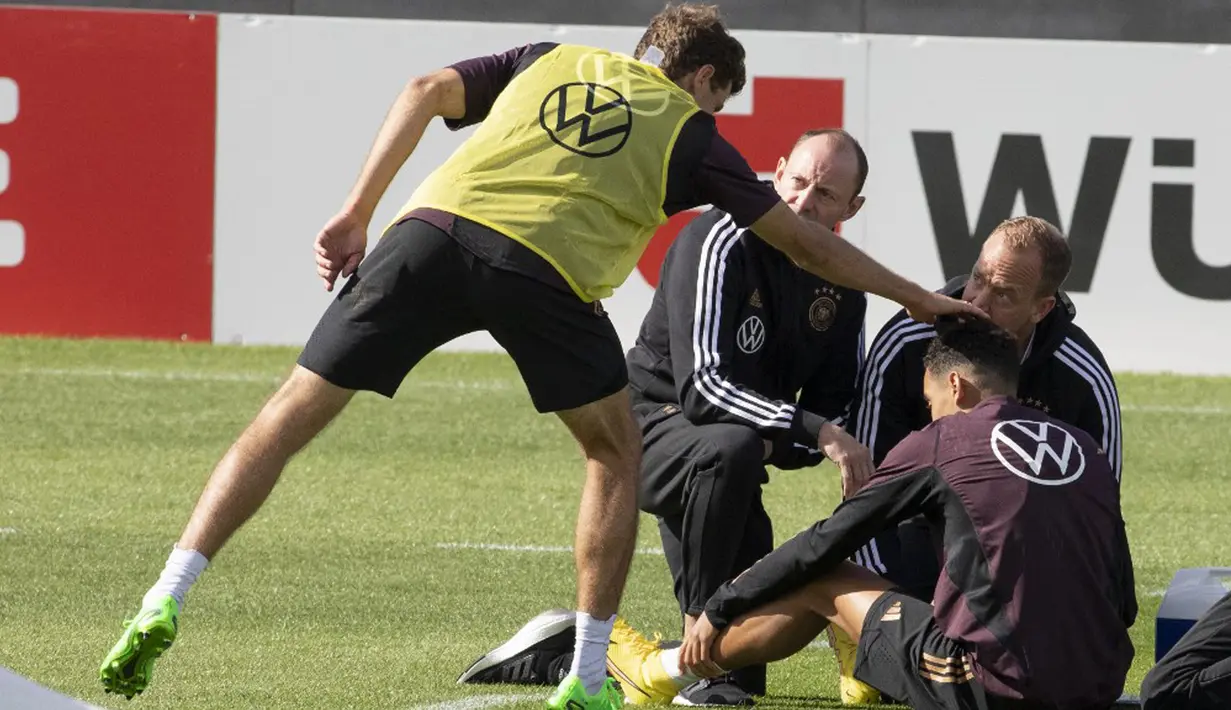 Pemain Jerman Jamal Musala (bawah kanan) mengalami cedera saat sesi latihan di Kampus DFB, Frankfurt, Jerman, Selasa (20/9/2022). Jerman akan menghadapi Hungaria pada pertandingan sepak bola Grup 3 UEFA Nations League. (ANDRE PAIN/AFP)
