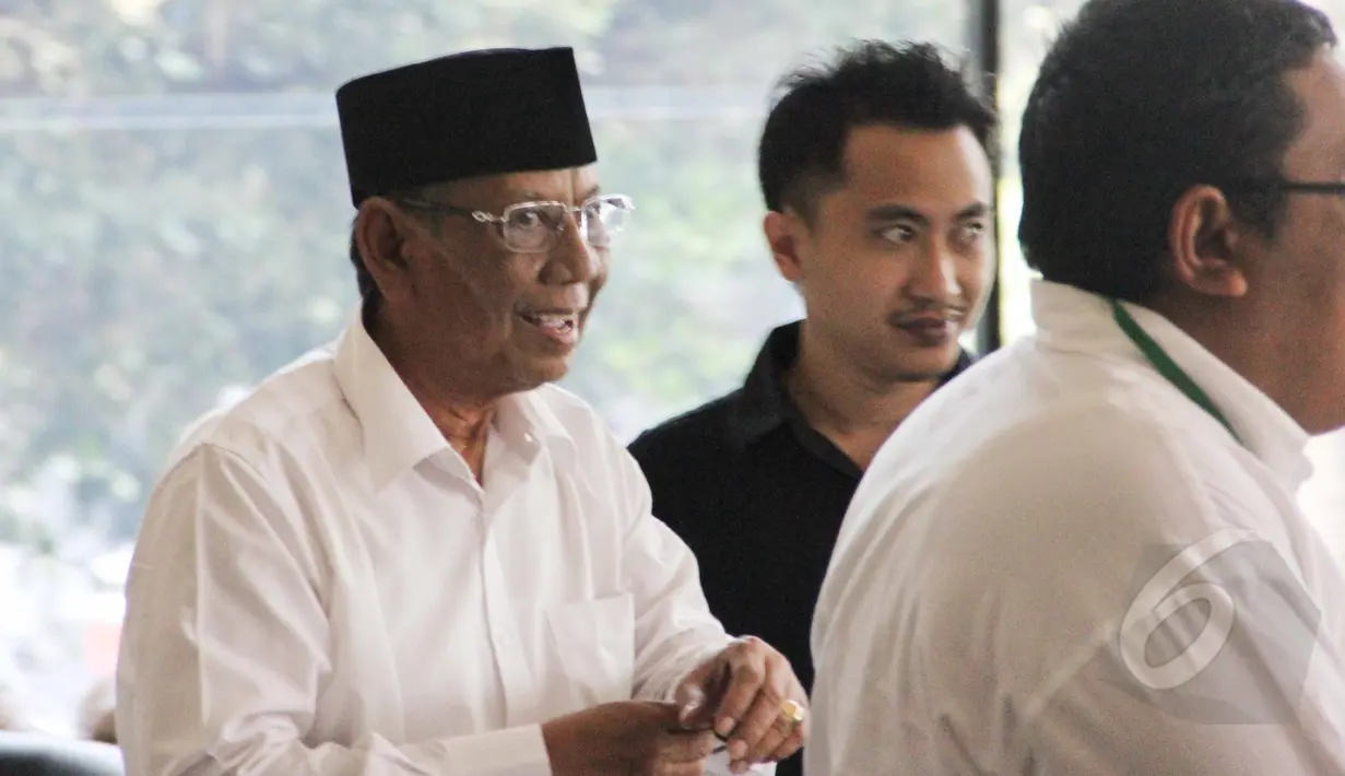 K.H Hasyim Muzadi menunggu di lobi Gedung KPK,Jakarta, Senin (23/3/2015). Kedatangan Hasyim untuk menjenguk mantan Ketua Umum Partai Demokrat Anas Urbaningrum yang ditahan di KPK.(Liputan6.com/Helmi Afandi)