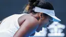 Petenis Jepang, Naomi Osaka berteriak setelah mencetak poin melawan Alison Riske dari AS selama putaran ketiga pertandingan tunggal putri China Terbuka 2019 di National Tennis Center, China (3/10/2019). Osaka hanya menghabiskan waktu 73 menit untuk mengalahkan Alison Riske. (AP Photo/Andy Wong)