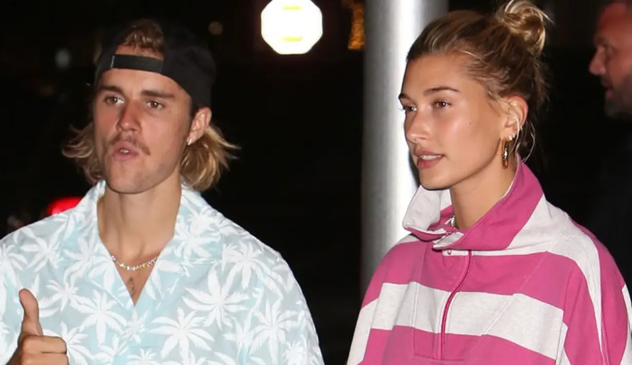 Justin Bieber dan Hailey Baldwin kembali tertangkap kamera datang ke gereja bersama. (Footwear News)