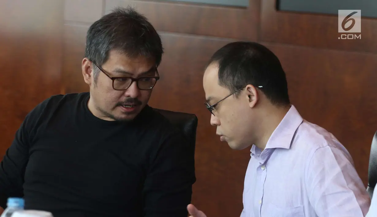 CEO KMK Online Adi Sariaatmadja (kanan) dan CEO KLN Steve Christian berbincang usai menandatangani Akta Penggabungan (merger) PT Liputan6.com dan PT KLN, Jakarta, Kamis (29/3). Merger ini melahirkan KapanLagi Youniverse. (Liputan6.com/Arya Manggala)
