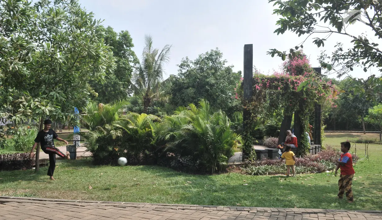 Anak-anak bermain bola di Taman Cempaka, Cipayung, Jakarta Timur, Minggu (7/7/2019). Taman yang memiliki luas sekitar 64 hektare tersebut menjadi destinasi favorit warga untuk menghabiskan akhir pekan bersama keluarga karena tidak dipungut biaya alias gratis. (merdeka.com/Iqbal S Nugroho)
